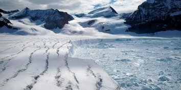 От шельфового ледника Ларсена отделился айсберг массой в один триллион тонн. Ученые прогнозируют последствия.
