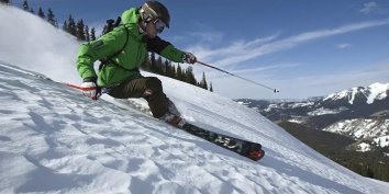В Краснодарском крае продлён срок горнолыжного сезона - до середины мая. Это случилось впервые за последние 5 лет из-за обильных снегопадов в горах края.