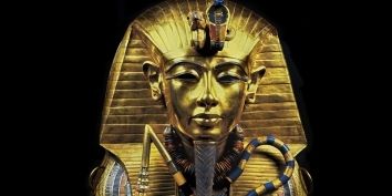 Группа археологов из Египта и Германии обнаружила в Каире фрагменты статуи фараона Рамзеса II. 
