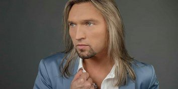 Свой день рождения отмечает Пётр Елфимов, вокалист группы «Гран-КуражЪ».