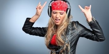 Учёные из канадского университета Макгилла в Монреале выяснили, что музыка влияет на человеческий мозг так же, как употребление наркотиков.
