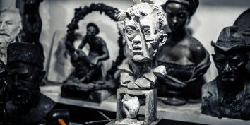 Дети трагически погибшего кубанского скульптора Александра Аполлонова, воссоздавшего монумент Екатерине II в Краснодаре, заявили о пропаже произведений отца.
