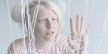 Израильский фотограф Юлия Тайц, вдохновленная необычной красотой людей-альбиносов, создала уникальный фотопроект.